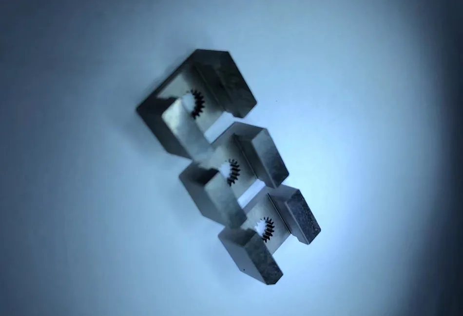 গিয়ার তারের EDM যন্ত্রাংশের বৈশিষ্ট্য।